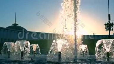莫斯科胜利公园的喷泉在<strong>日</strong>落。 <strong>超级</strong>慢动作视频